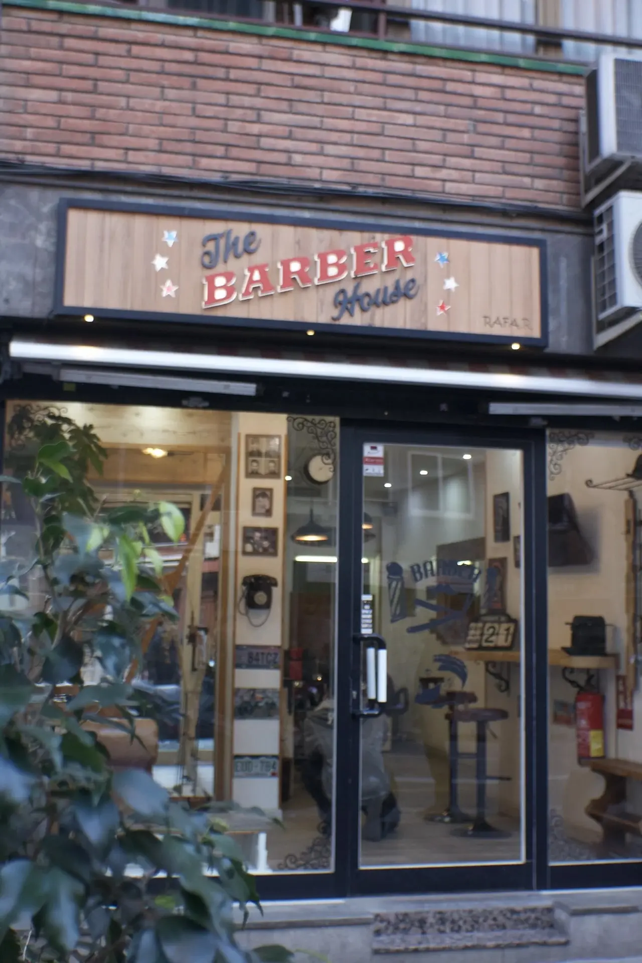 Escaparate y fachada barbería The Barber House calle Mallorca Barcelona