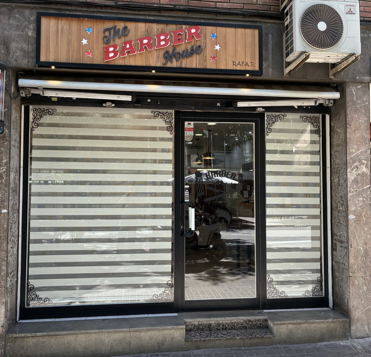 Arreglo de barba y perfilado navaja barbería The Barber House Barcelona