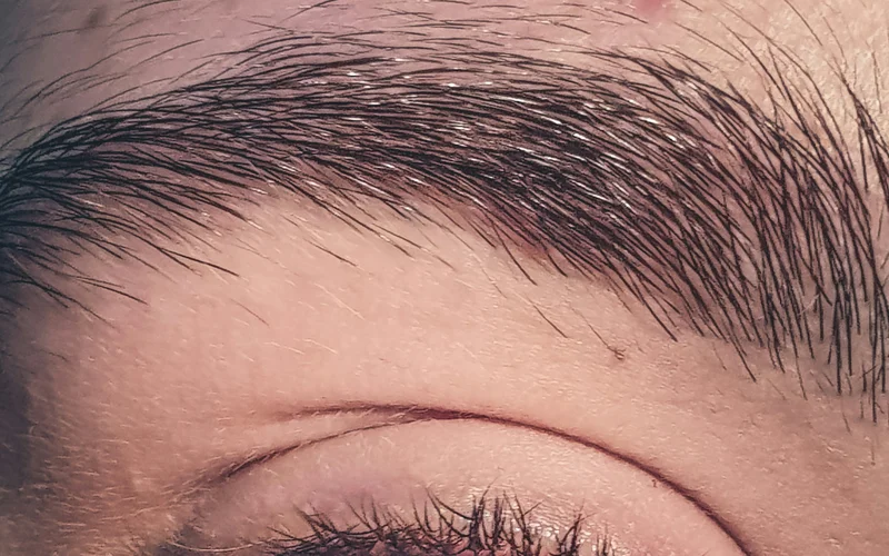 Perfilado de cejas barbería Barcelona